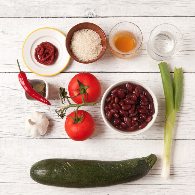 fazuľa, cukina, paradajky, jarná cibuľka, ryža, koreniny
