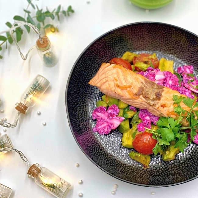 losos so šalátom na tmavom tanieri