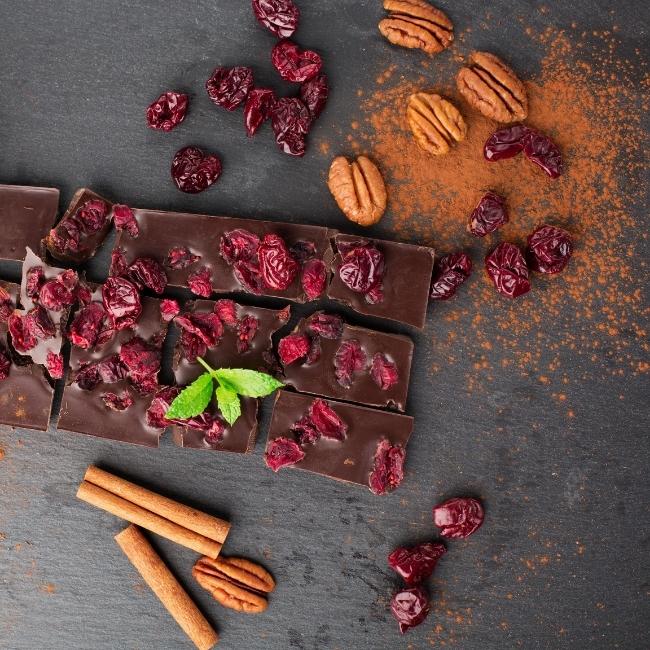 horká čokoláda, orechy, sušené ovocie