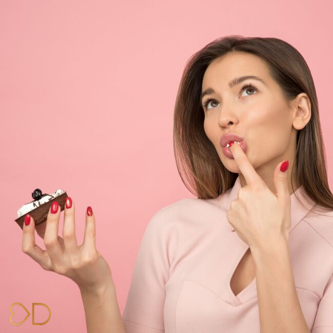 „Žena s koláčom. EasyDiet pomáha zvládnuť emócie v strave vďaka krabičkovej diéte.