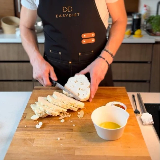 Príprava jedla z karfiolu - krájanie karfiolu v EASYDIET kuchyne