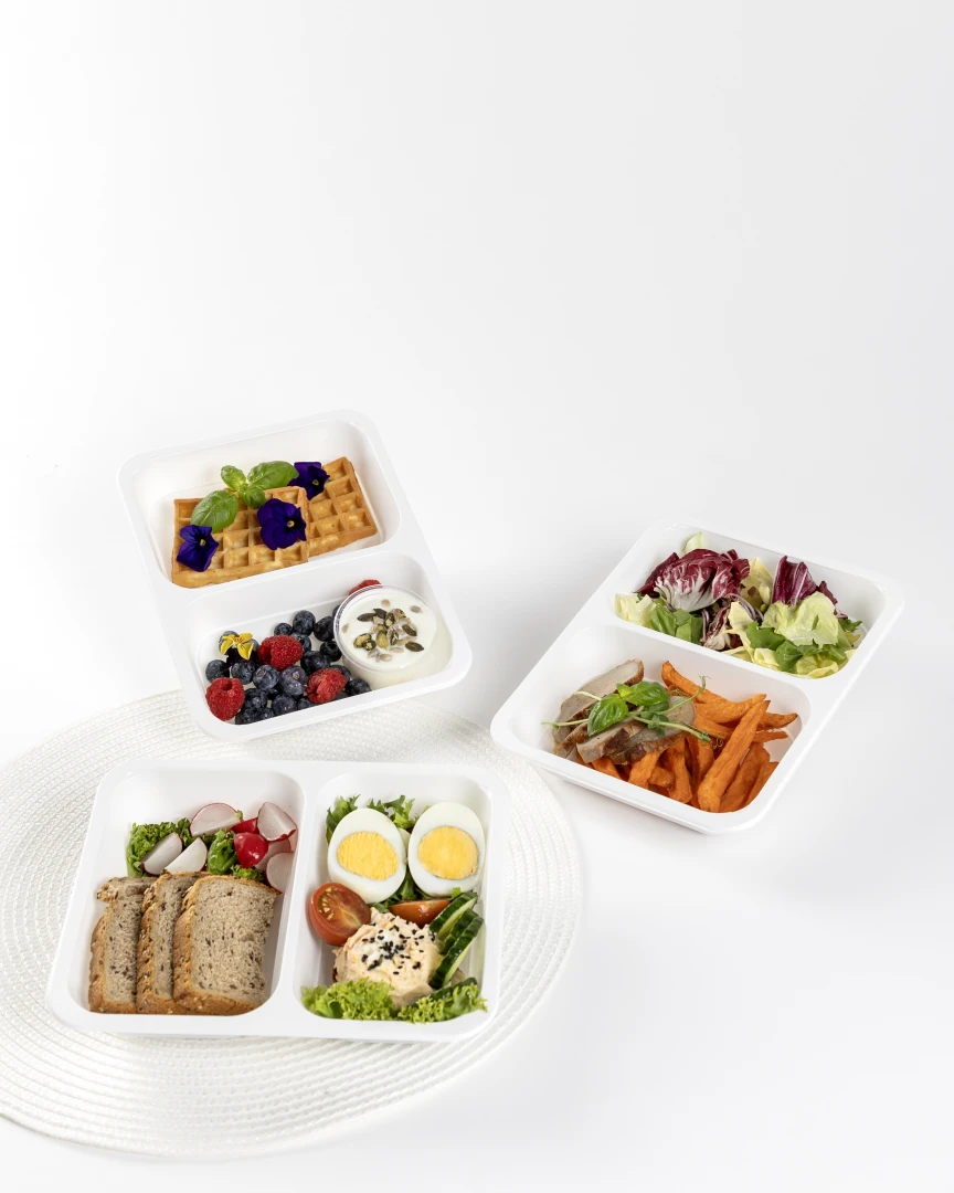 Pestrá a zdravá krabičková strava EASYDIET na bielom pozadí.