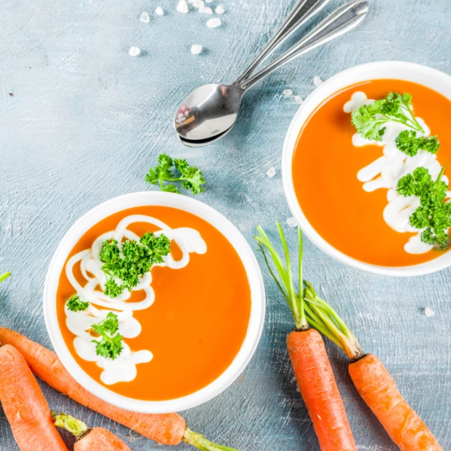 krémová mrkvová polievka v 2 miskách, mrkva