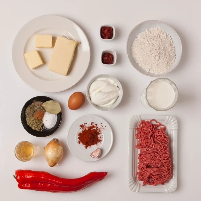 Hackfleisch, Paprika, Butter, Mehl, Milch, Gewürze