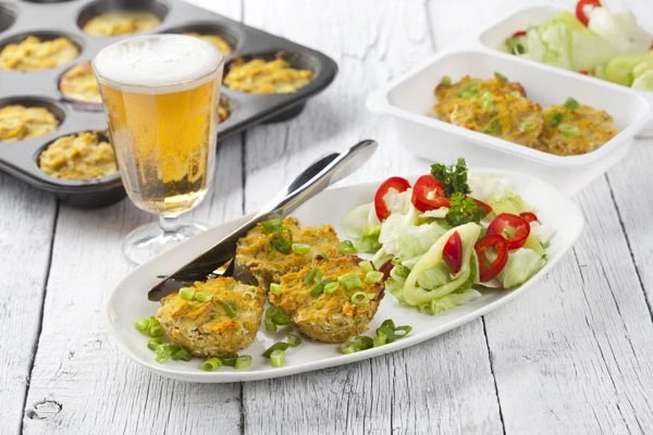 Muffins mit Salat und einem Glas Bier.