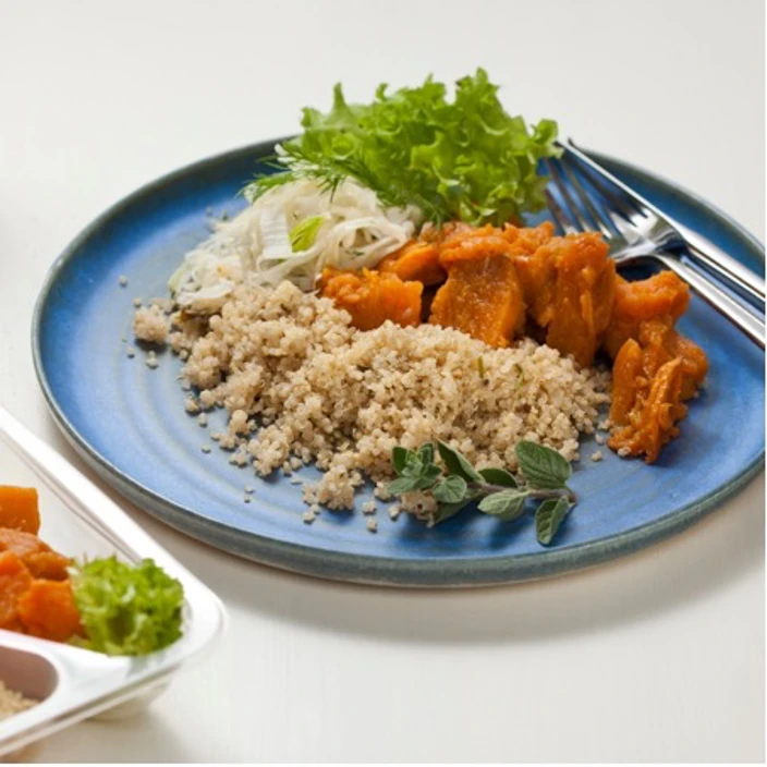 Vegetariánská krabičková dieta EASYDIET – dušená dýně s quinoou a zelím v krabičce a na modrém talíři