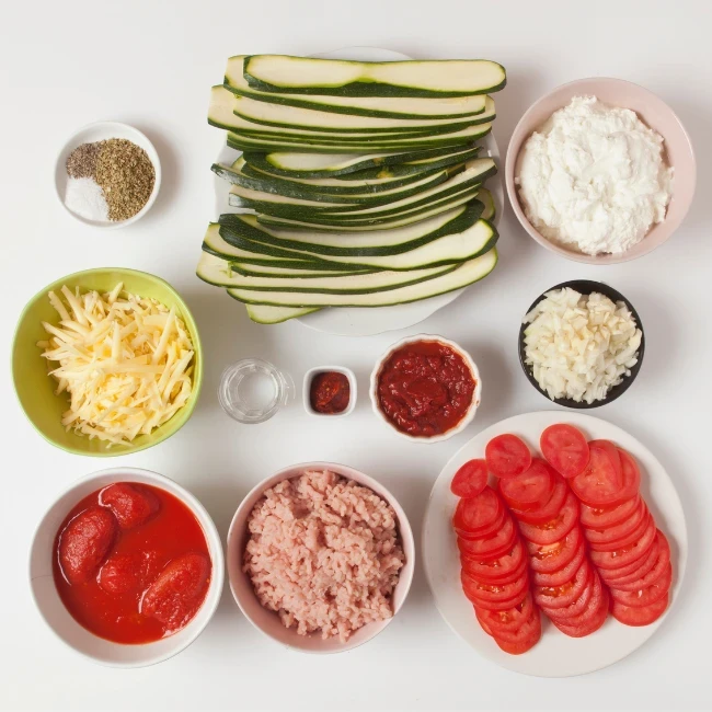 Zutaten für die Zubereitung der Fleischlasagne mit Zucchini