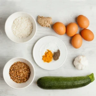 Eier, Zucchini, Gewürze, Buchweizenflocken