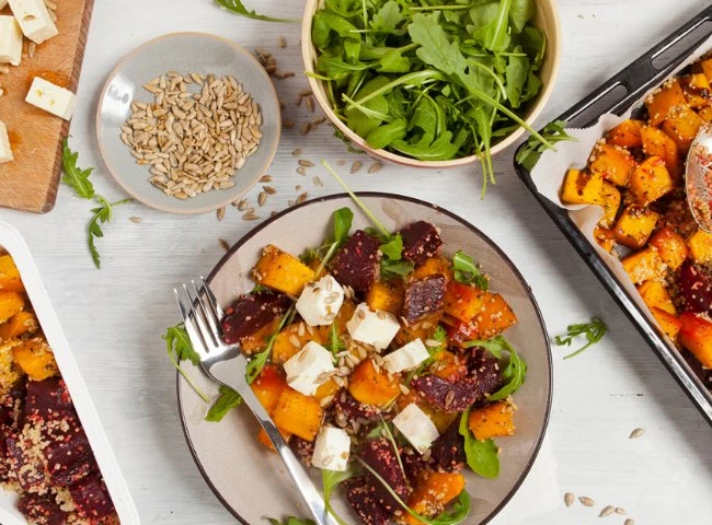 Salat aus gebackenem Kürbis und Roter Bete