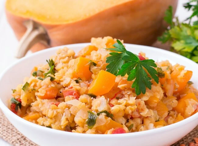 Gebackener Kürbis mit Linsen und hausgemachter Korma-Paste