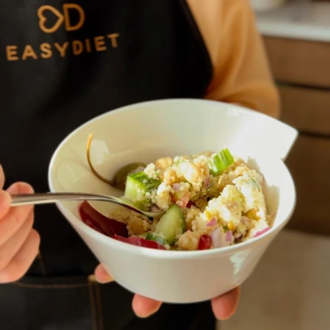 Superfood Quinoa: EASY-Rezept für Salat mit Kichererbsen und Fetakäse