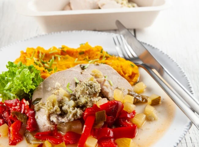 Schweinetaschen mit Brokkolifüllung und Karottenpüree